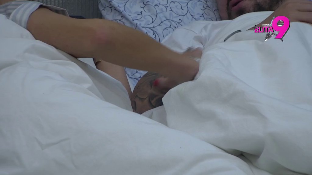 Dobro protrljajte oči! Janjuš se žalio Kačavendi na bolove koje ima, ona ga sve vreme mazila i češkala (VIDEO)