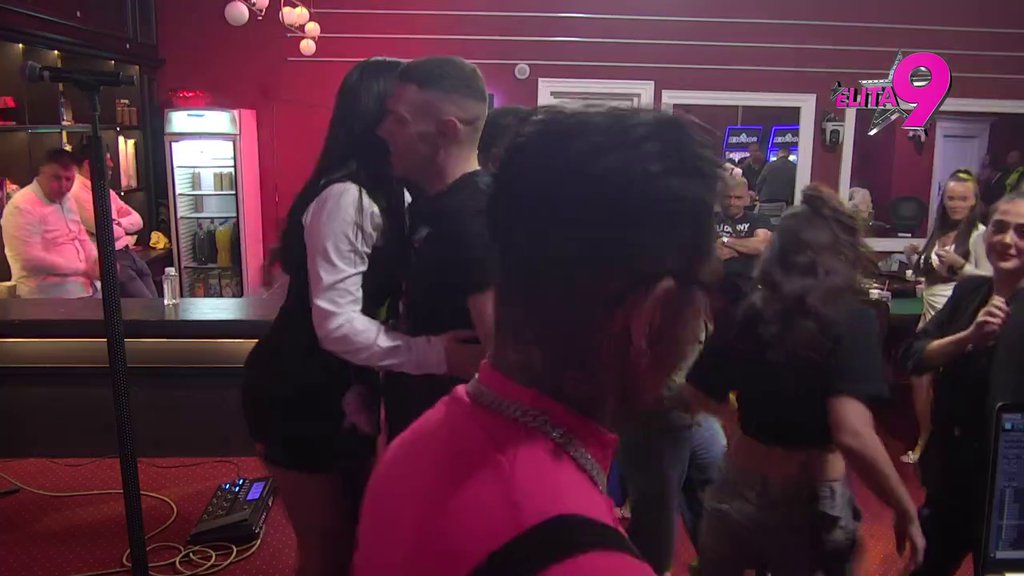 NE MOGU VIŠE DA SE FOLIRAJU: Filip i Teodora otkrili svoje tajne signale, čitave noći se gledali i smeškali (VIDEO)