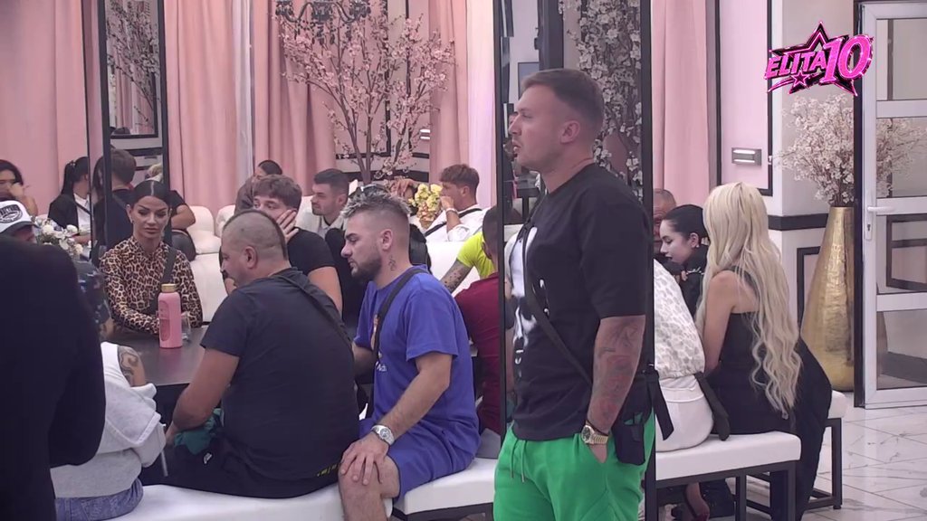 Haos u Beloj kući: Karić obelodanio da su Anđela i Mensur bili intimni u Budvi, ona mu odmah uterala kontru i dokazala da ga drži u šaci! (VIDEO)