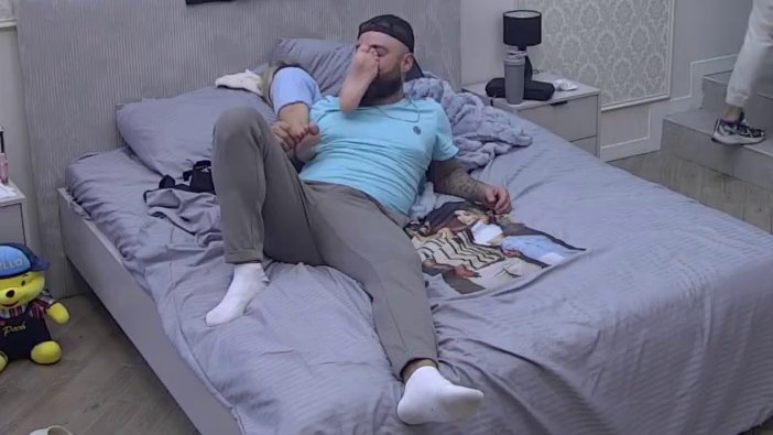 Nek samo pucne prstima: Aneli nagurala Luki stopala pod nos, on ih sa oduševljenjem izljubio (VIDEO)