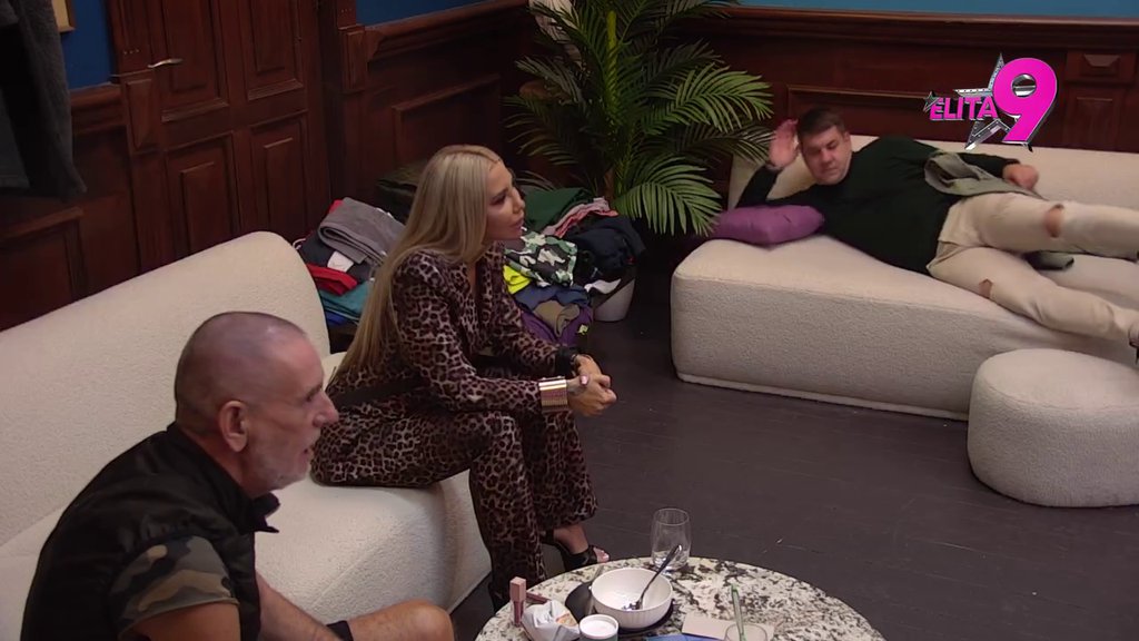 Popadale im vilice od šoka: Aneli otkrila kako ju je Luka pljuvao kod podrške! (VIDEO)