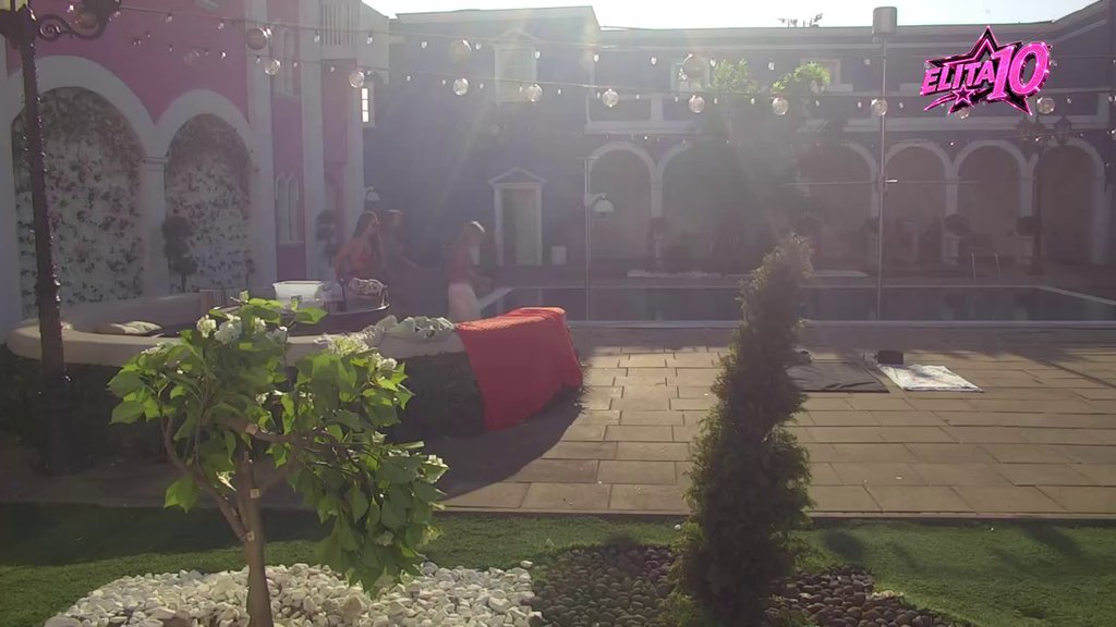 Na noge lagane! Oglasio se Veliki šef, pa učesnice odmah zanjihale kukovima (VIDEO)