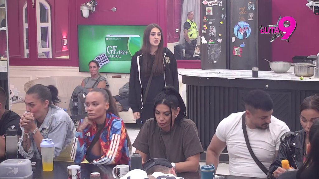 Borba ljutih rivalki: Sandra priznala da je zaljubljena u Neria, Hana doživela pomračenje i udarila na nju! (VIDEO)
