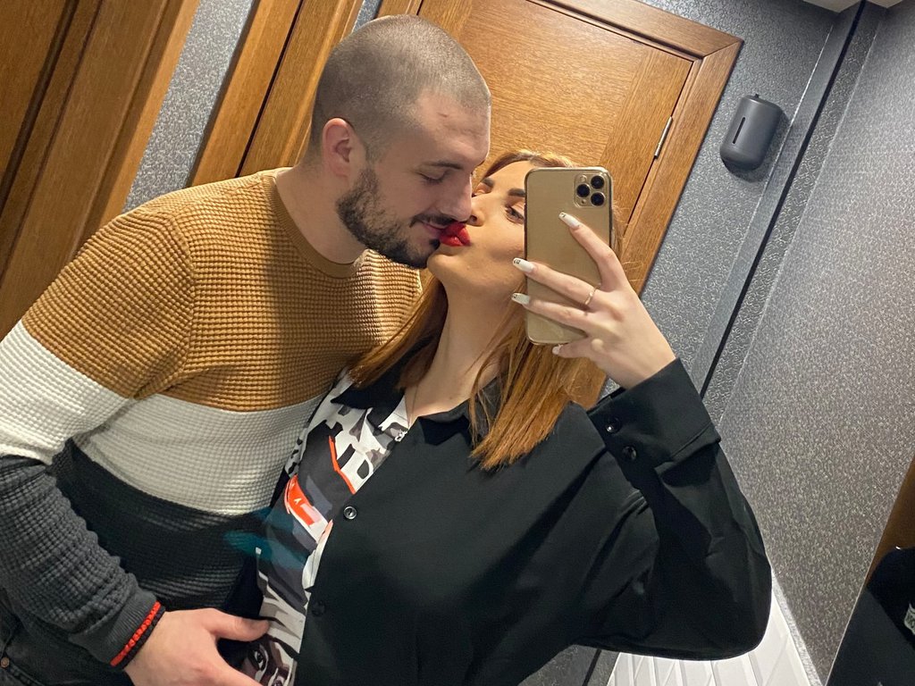 RASKINULI MIMAS I GRUJAS?! Digla se kuka i motika na mrežama, ona bila na moru, a od njega NI TRAGA, A NI GLASA: Koliko košta da mi se obriše dosije?! (FOTO)