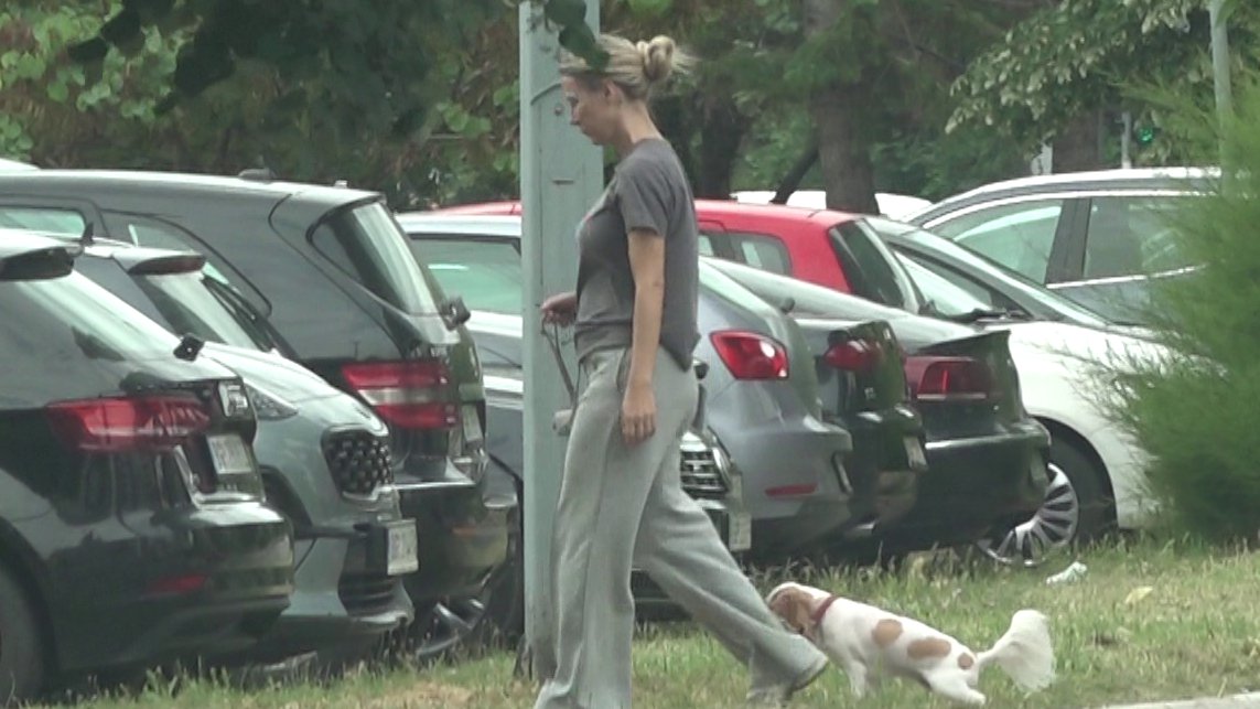 Vesna Đogani kao sav normalan svet: Šeta kuče u opuštenom izdanju, ni prolaznici je ne prepoznaju (PAPARACO)