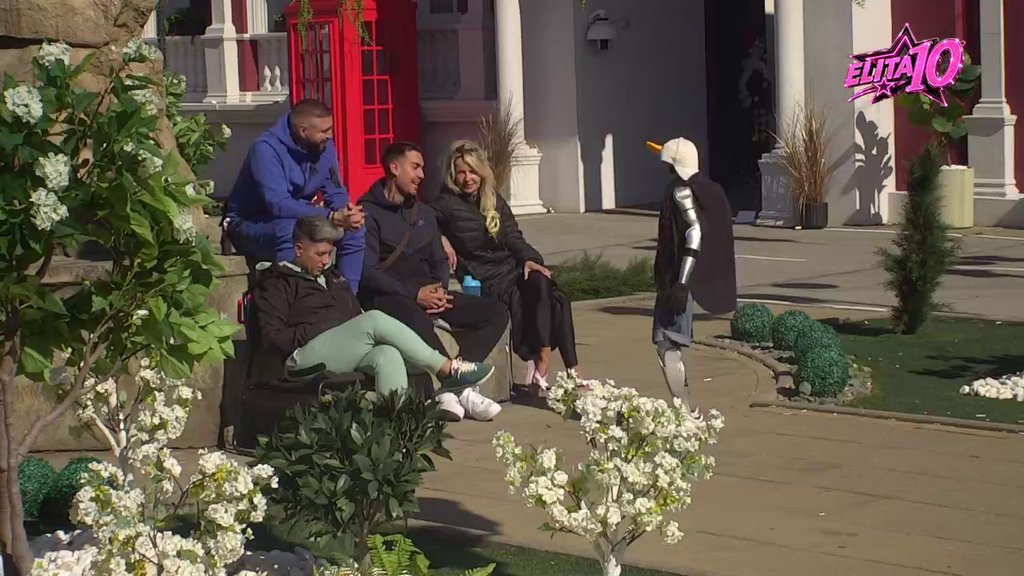 Čemu žurka bez blama? Robot Toša stigao u Elitu na svežu trač partiju nakon burne žurke! (VIDEO)