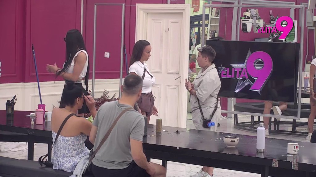 ZAPLJUSNULA JE ISTINOM U LICE: Matora razvezala jezik, otkrila da Teodora cilja na Bebicu poput SNAJPERA! (VIDEO)