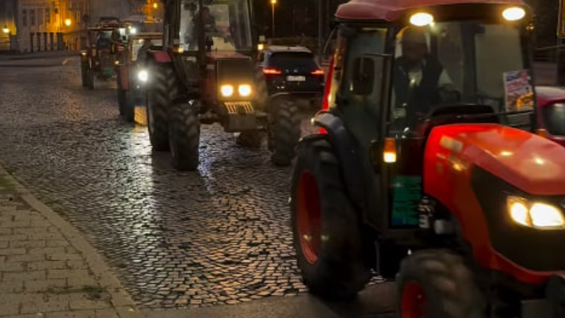 ZAGRMELO I SA SREMSKE STRANE! POLJOPRIVREDNICI PRELAZE MOSTOVE: Reka traktora ide ka Novom Sadu na skup podrške Vučiću! (VIDEO)