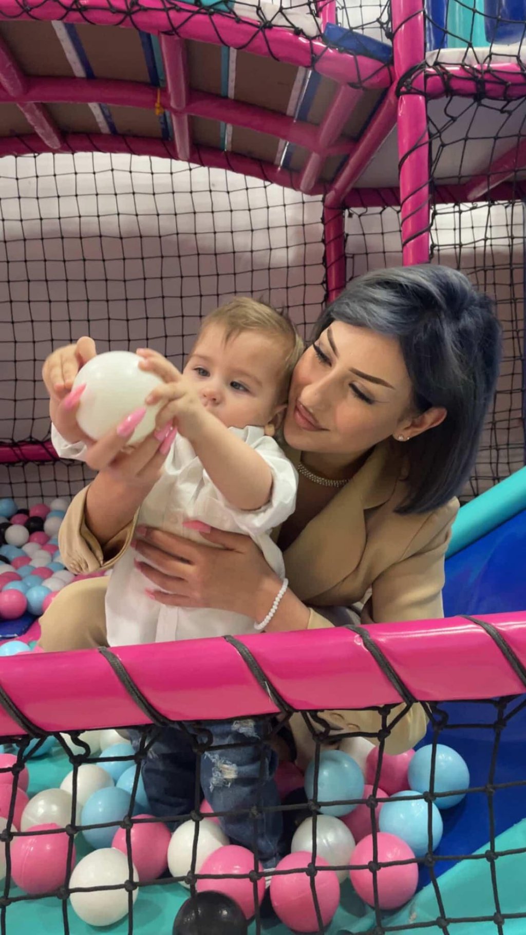 Zavirite na prvi rođendan Konstantina, sina Stefani i Munjeza! Grujićeva javno prozvala oca deteta: Nije zvao ni na Božić, a ni danas (FOTO)