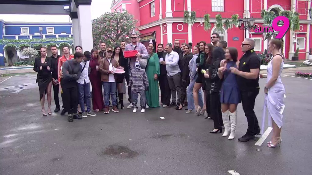 Ovo nisu očekivali! Toša pozvao cimere da im prezentuje Kačavendin poklon, oni ostali šokirani (VIDEO)