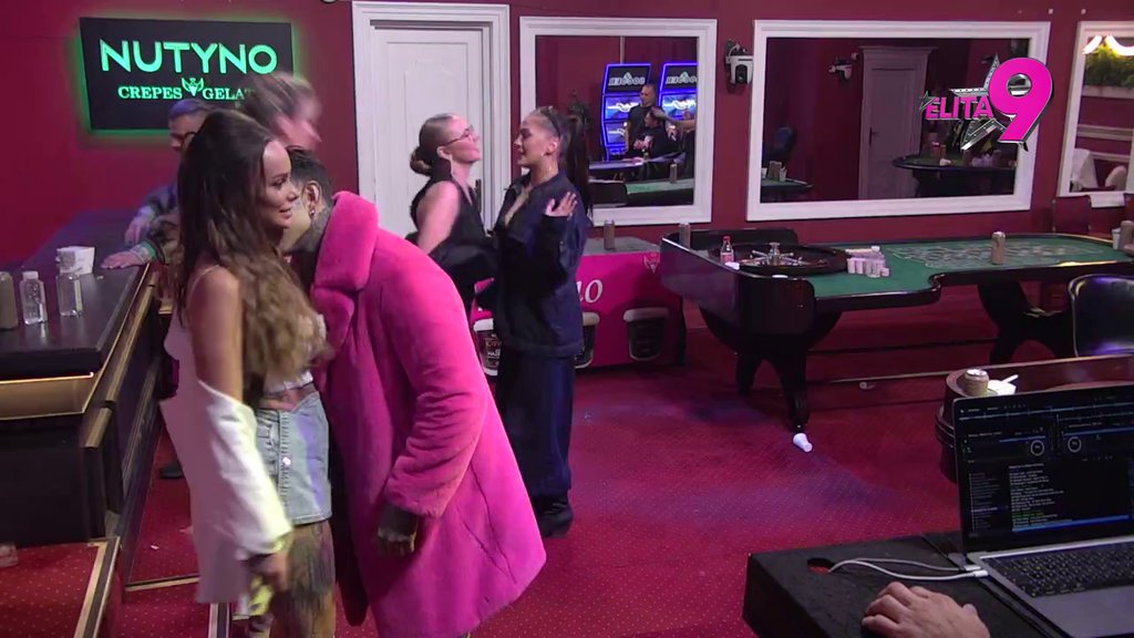 Na korak do poljupca! Sevaju varnice u kazinu između Đukića i Teodore, ona ne da da je poljubi (VIDEO)