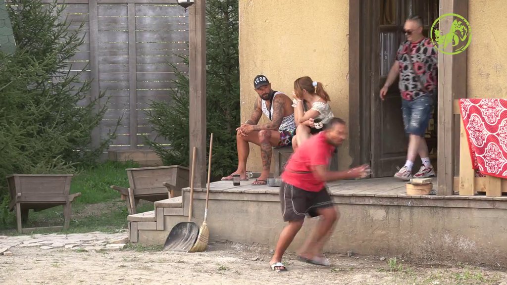 URNEBESNO! Peca se umalo uneredio, farmeri prasnuli u smeh! (VIDEO)