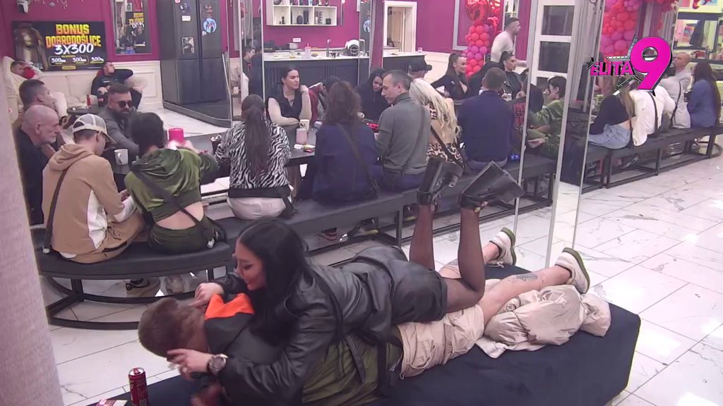 Zajahala mu na kičmu, ali bukvalno! Maja se popela na Janjuša, ne ostavlja ga na miru (VIDEO)