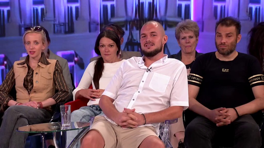 ŽESTOK RAFAL: Gledateljka osula drvlje i kamenje po Mimas, pa potkačila i Gruju: OSUŠIO SI SE K'O GRANA, NE LIČIŠ NA ČOVEKA! (VIDEO)