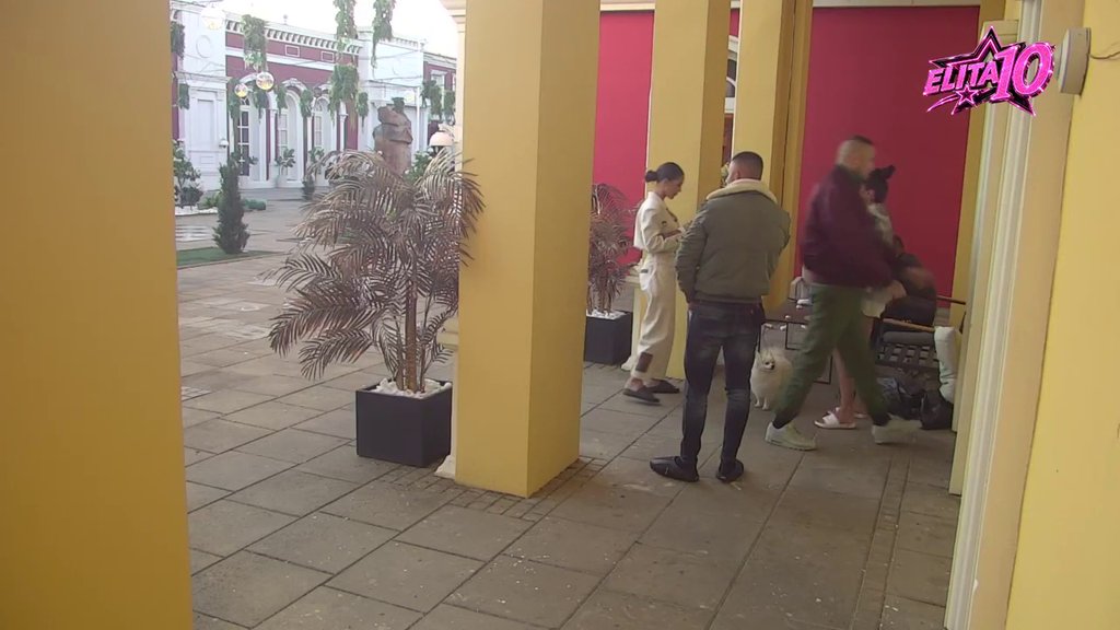 NE ZNA NA KOJU STRANU DA IDE: Marko ne krije sreću što će spavati sa Laurom i Anđelom, pa rešio da NJOJ da savet zlata vredan (VIDEO)