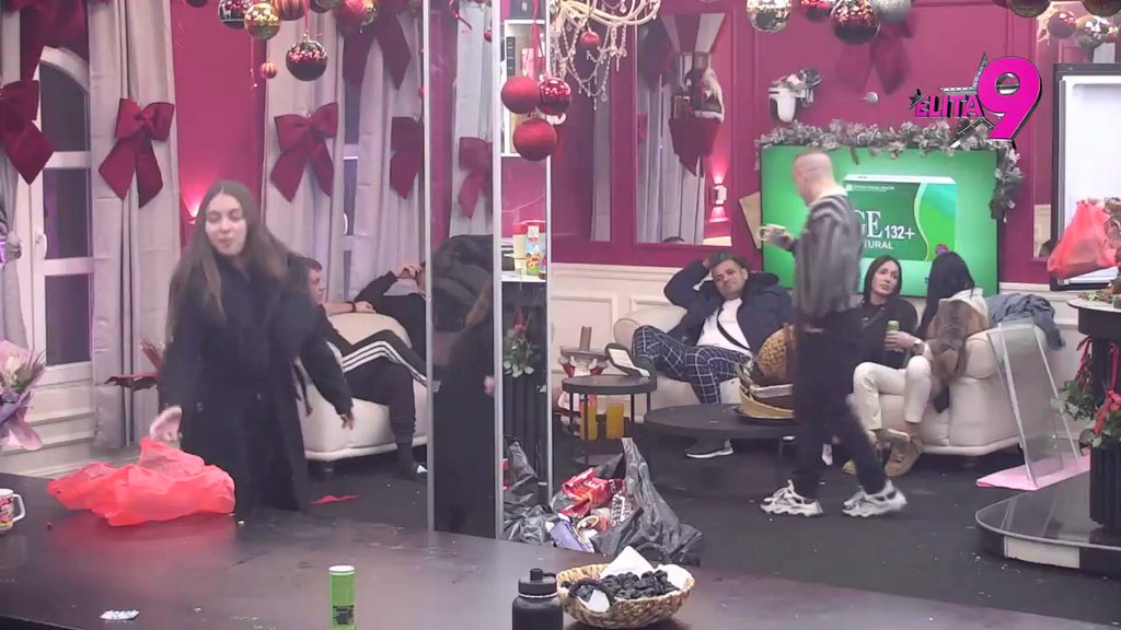 RAZVEZALA JEZIK: Jovana osula drvlje i kamenje po Asminu i Dušici, istakla da se Đokićeva ogrešila o Sandru: ZNAŠ DA JOJ SE ON DOPADA... (VIDEO)