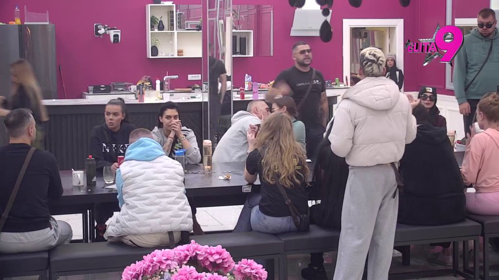 Izgoreo od ljubomore: Uroš napao Anitu zbog druženje sa Alibabom, sve joj natrljao na nos! (VIDEO)