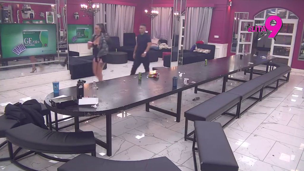 Pa je l' ima ovo negde u svetu?! Bebica prati preljubnicu Teodoru u stopu, špijunirao je, pa pokušao da je uštine (VIDEO)