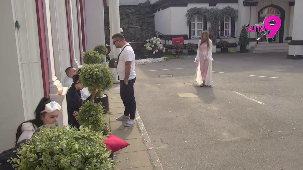 Pokušava da se opere, Maja ga provalila: Asmin daje sve od sebe da priđe Marinkovićki, Dača ga provalio (VIDEO)