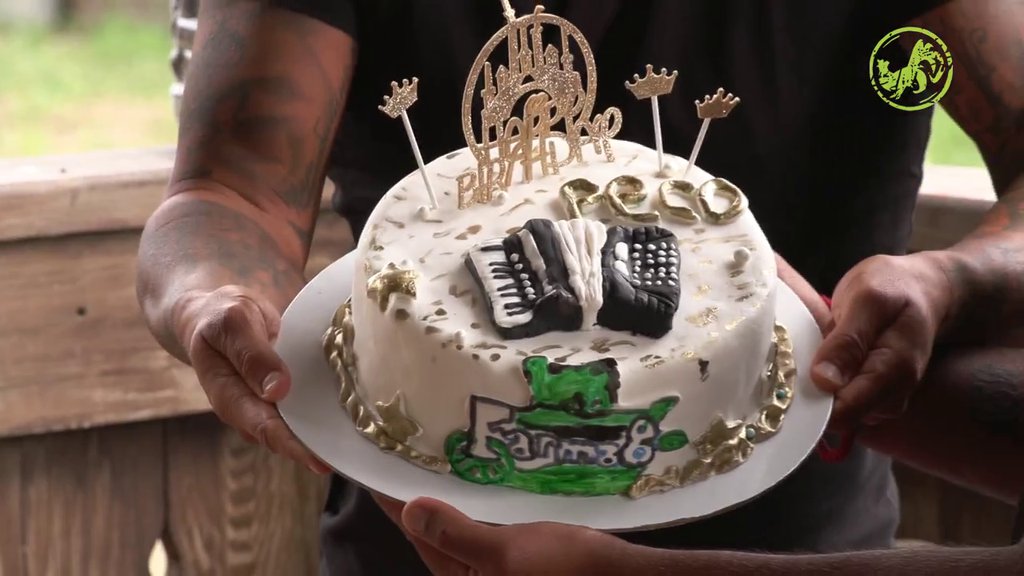 VIŠE NEĆE MORATI DA KRADE KEČAP? Peca dobio pregršt poklona od PORODICE, torta ga ostavila BEZ DAHA (VIDEO)