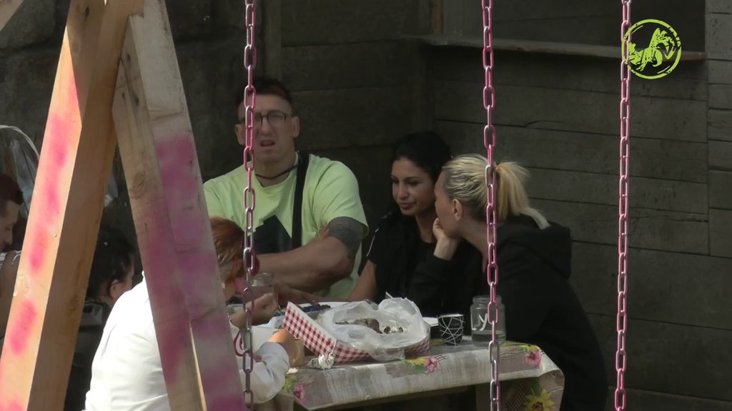 IDILIČNAN DAN NA FARMI: Barbi posle ručka otrčala po lonac, pa napravila šou za pamćenje (VIDEO)