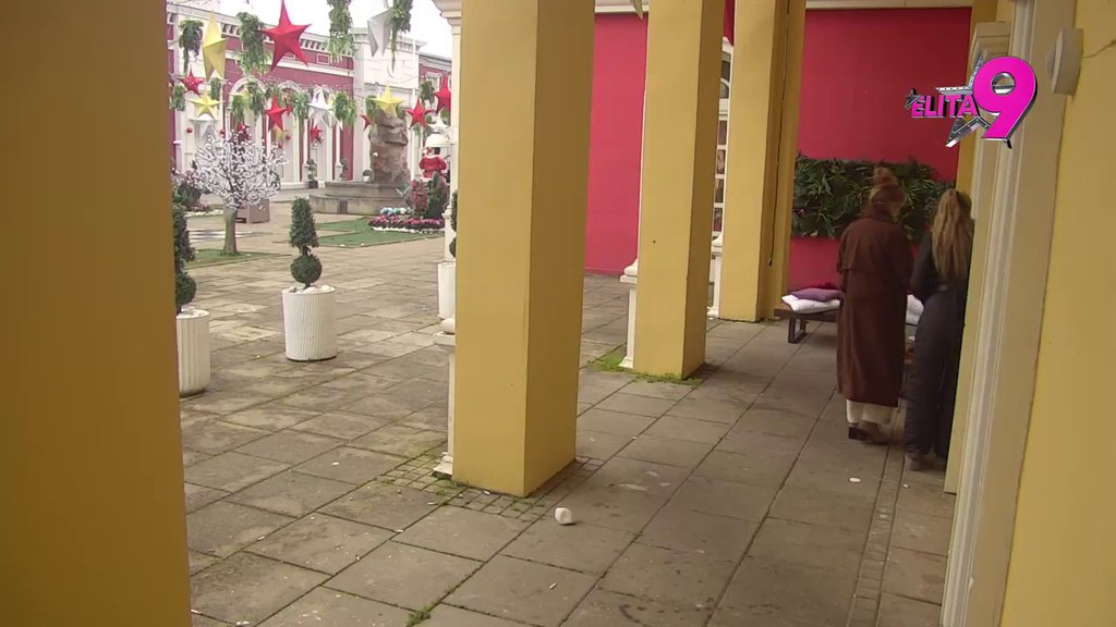 DOŠLA DA IZVIDI SITUACIJU: Aneli jedva dočekala da upadne u izolaciju, jedan detalj joj probudio sumnju da su Luka i Anita na KORAK do ulaska u vezu! (VIDEO)