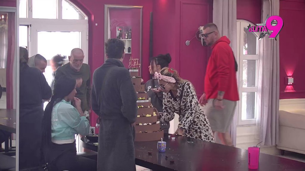 Zašto ste uštekali kolačiće?! Darko Tanasijević poslao slatke poklone, pojedinci ih ODMAH POKRALI! Blam blamova! (VIDEO)