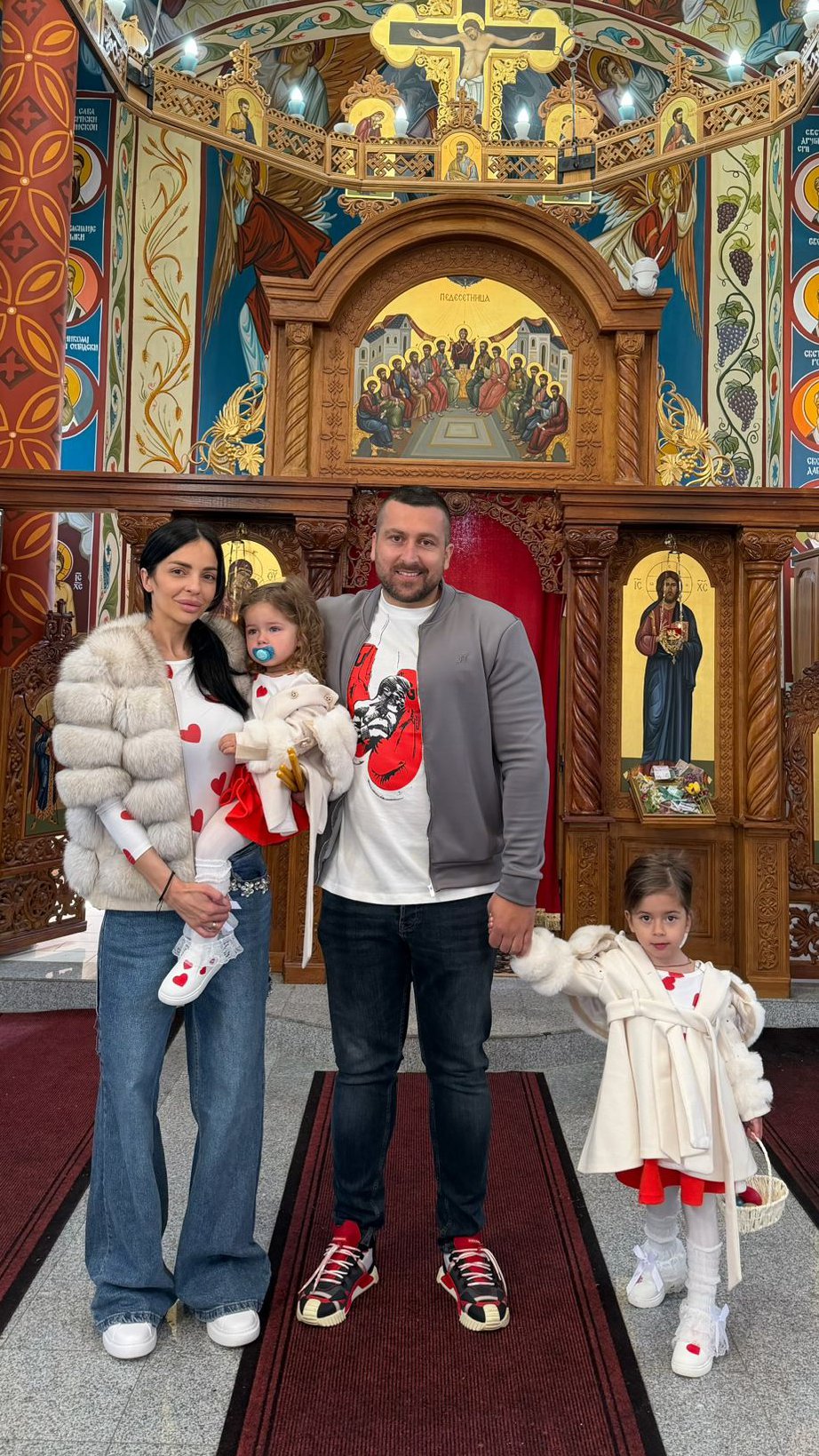 Porodična idila kod Vuletića: Pogledajte kako Jelena i Mladen slave Vaskrs sa ćerkama! Ispoštavali sve običaje, a na ove fotke niko ne ostaje ravnodušan!