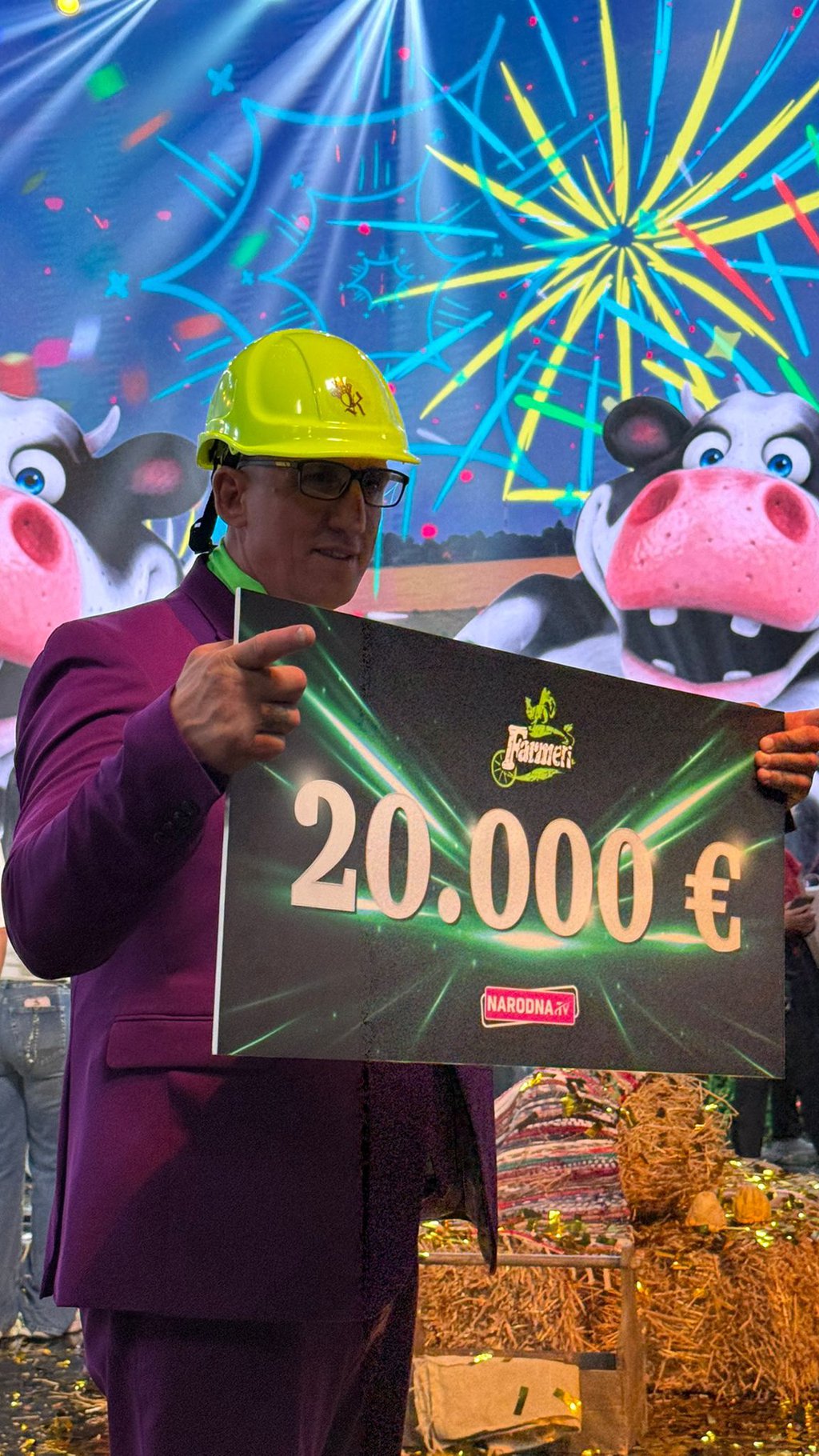 KRISTIJAN GOLUBOVIĆ POKAZAO PARE OD POBEDE U FARMERIMA! Novčanice mu po ušima, on se javno pohvalio: Izašle nove slušalice, 20.000 evra koštaju (VIDEO)
