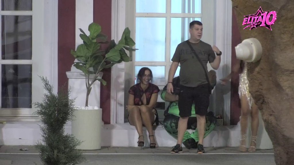 Bacila udecu i u njegovom pravcu: Laura uputila kompliment na Karlov račin: Imaš tako lepe... (VIDEO)