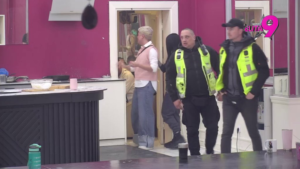 OBEZBEĐENJE ULETELO U BELU KUĆU! Uroš raskrinkao Luku, Anita sve priznala: Pa šta ako je svinger i ja volim da me vezuju (VIDEO)