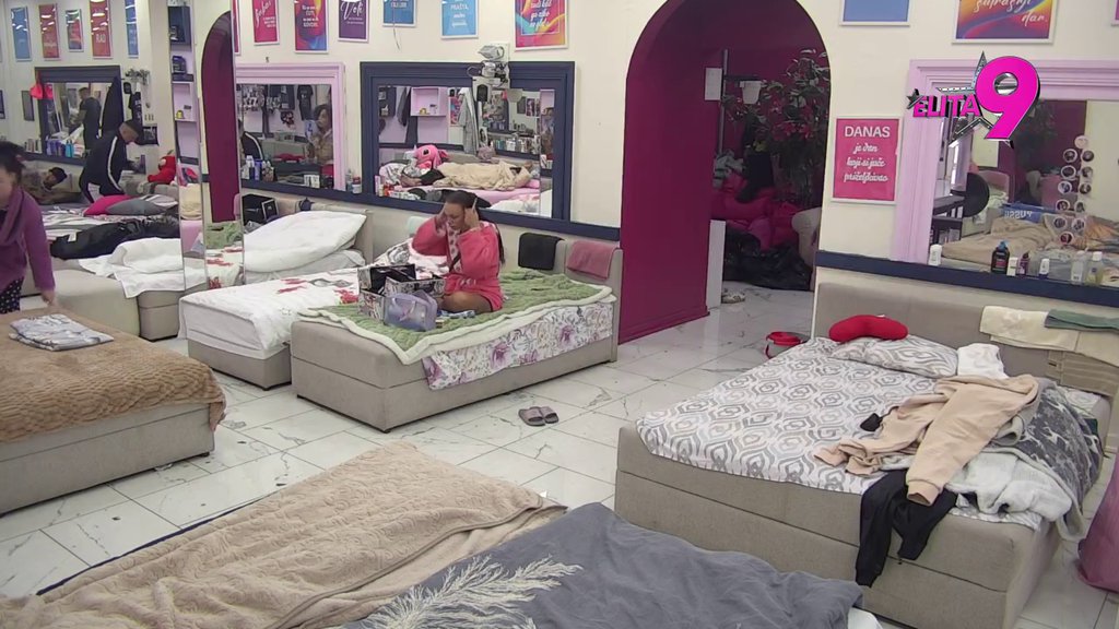 Gleda u jednu tačku kao hipnotisan: Bebica otkad je otvorio oči ne pušta Teodoru iz vida! (VIDEO)