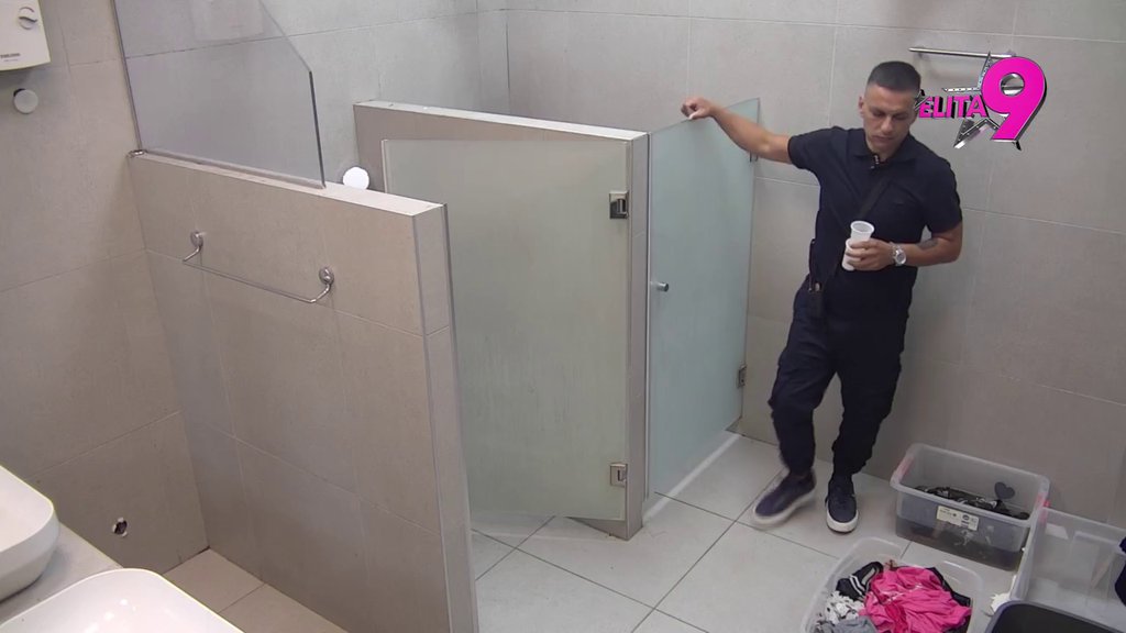 Ne zna gde će pre! Teodora nakon Đukića šaputala s Bebicom, pa kad je videla kamere odmah počela da ga tera (VIDEO)