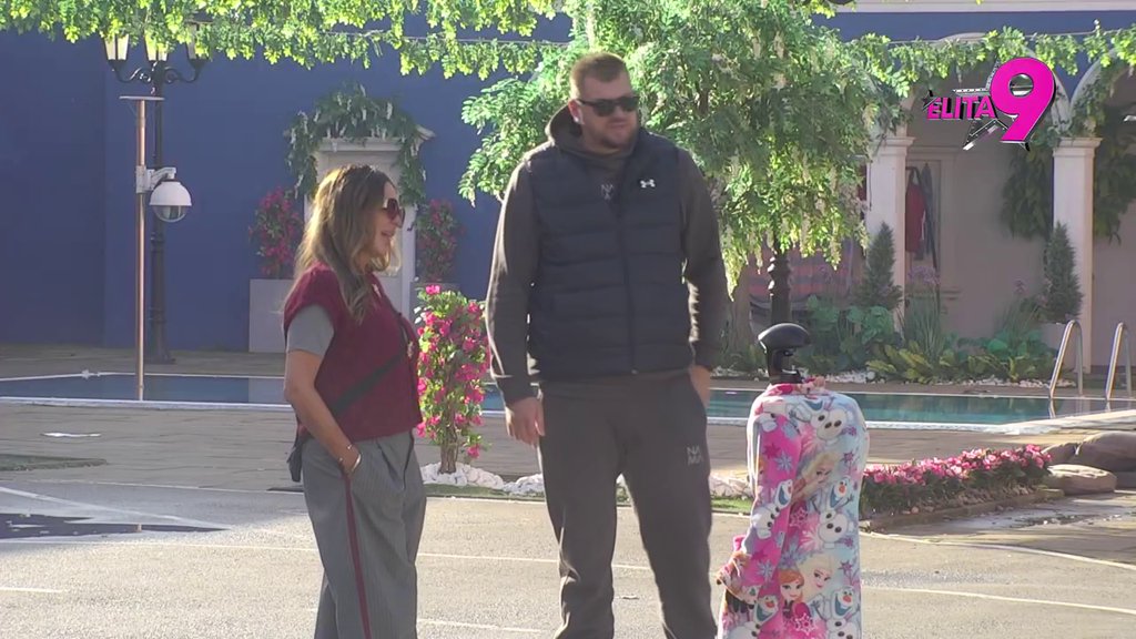 OVO JE VEĆ POSTALO OZBILJNO! Janjuš se zaledio kad je čuo da je drugi muškarac masirao Kačavendu, pa počeo da je MAZI PO KOSI! (VIDEO)