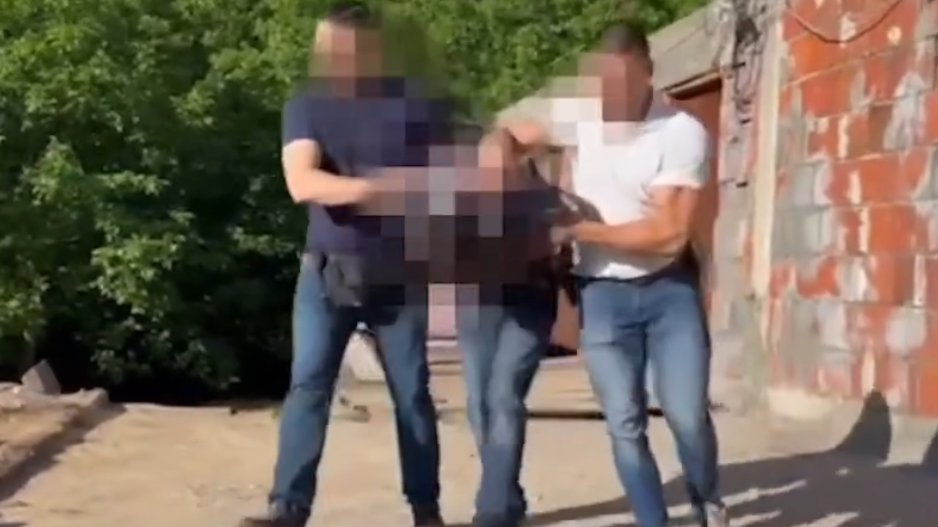 OBJAVLJEN SNIMAK HAPŠENJA: Ovako je MUP u akciji 'Armagedon' pohvatao PEDOFILE, lisice im stavljali u kućama (VIDEO)