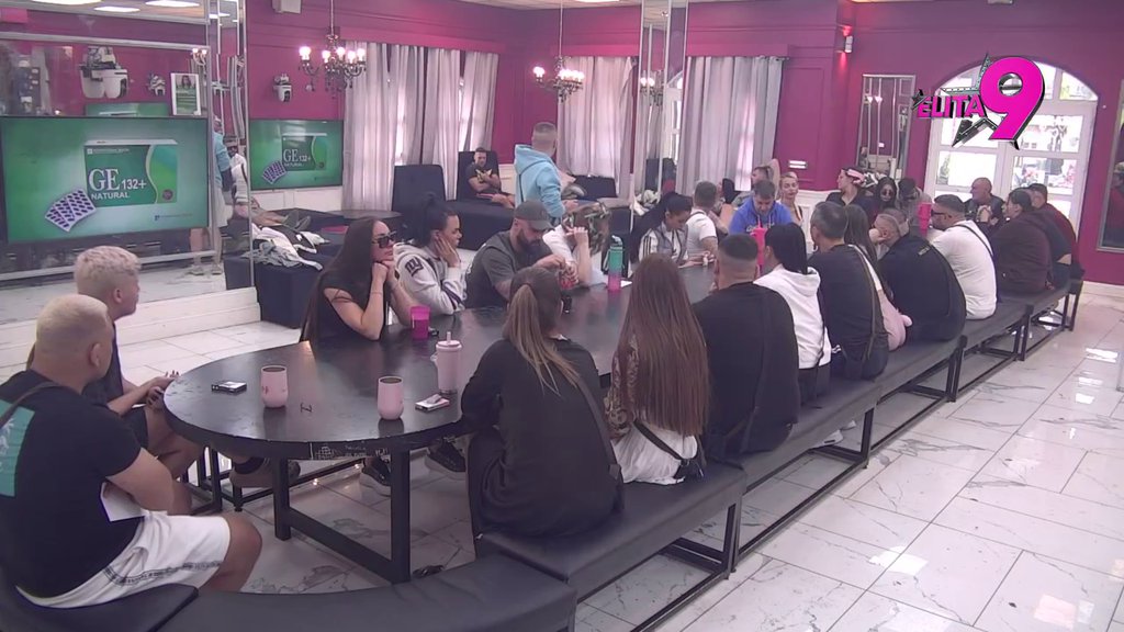 Ne može da se izvadi: Takmičari ubeđeni da je Aneli pogodila vest o Anitinoj trudnoći, evo kako su zaključili (VIDEO)