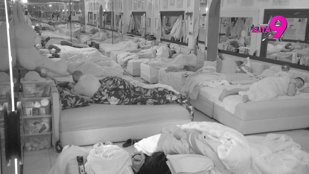 NIŠTA ZA SAKRITI! Luki i Aniti pao pokrivač dok su razmenjivali nežnosti, ovakvih scena nema ni u filmovima! (VIDEO)