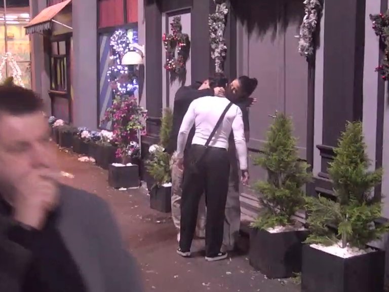 Jedva dočekala da ga poljubi: Alibaba spojio glave Đukiću i Boginji, ona samo što ga ne pojede! (VIDEO)