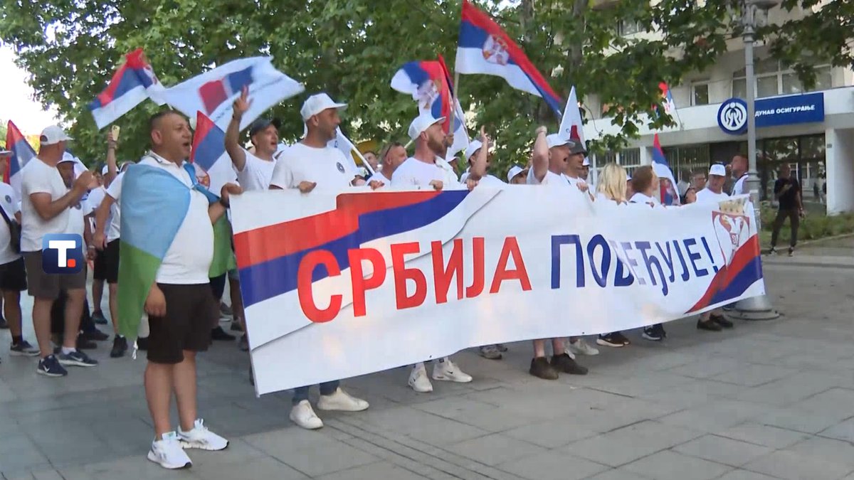 'SRBIJA POBEĐUJE' Grupa građana koja je krenula iz Aranđelovca na skup u subotu u Beograd stigla u Lazarevac