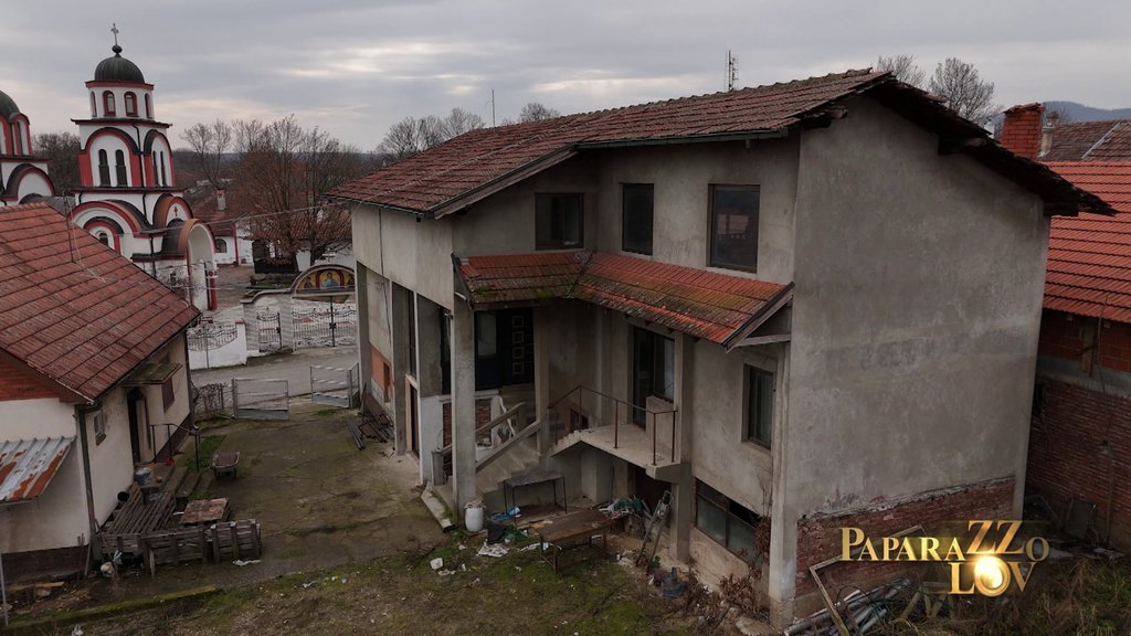 ZAVIRITE U GASTOZOV DOM! Ovde danas živi samo njegov otac, a sve je daleko od od luksuza! Evo kako izgleda unutrašnjost kuće u Grabovcu (FOTO)