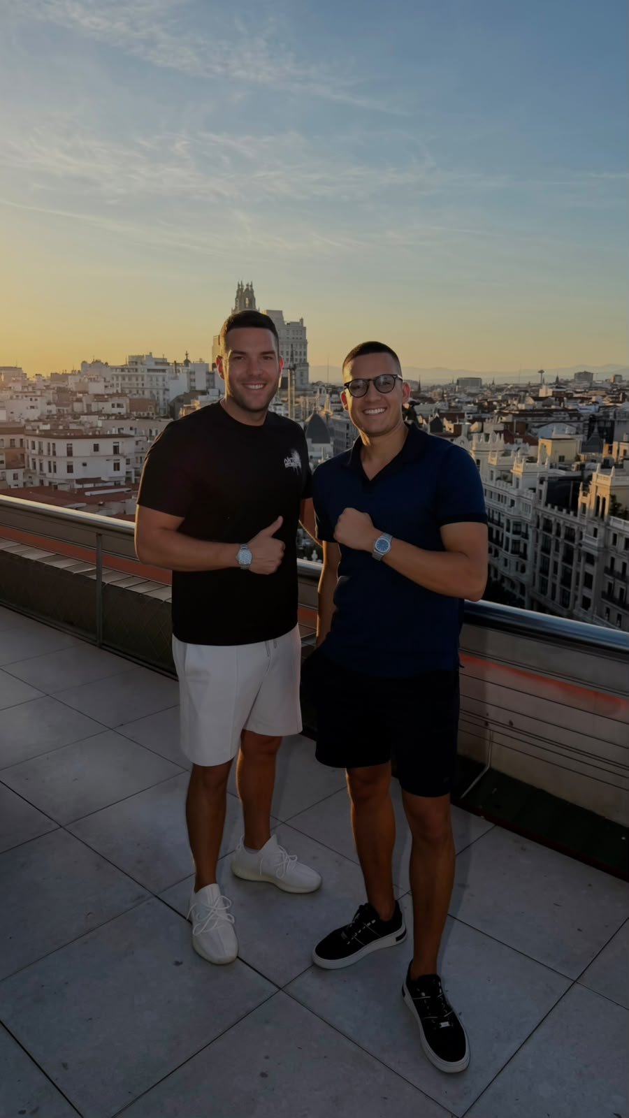 SKINUO SE HERMANO! Anđelo vrelim telom zavodi Španjolke, a društvo mu pravi ovaj bivši učesnik Elite (FOTO)