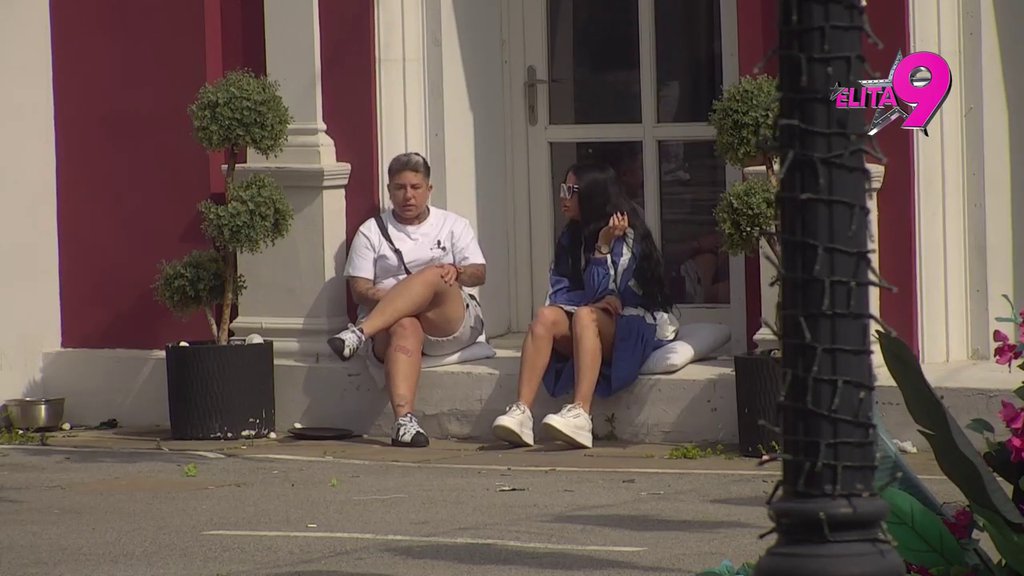 LJUT, NERVOZAN I BESAN: Matora zabranila Bori da dira njene tegove, on je počastio sočnim uvredama: DOĐE MI DA TI IH BACIM!  (VIDEO)