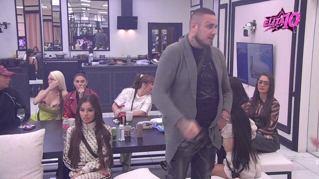 Vidim ih u budućnosti jedno pored drugog: Janjuš poručio Caru da sledi distanca ako uđe u vezu sa Aneli, pa Anđela dala svoj sud o njihovom flertu!  (VIDEO)