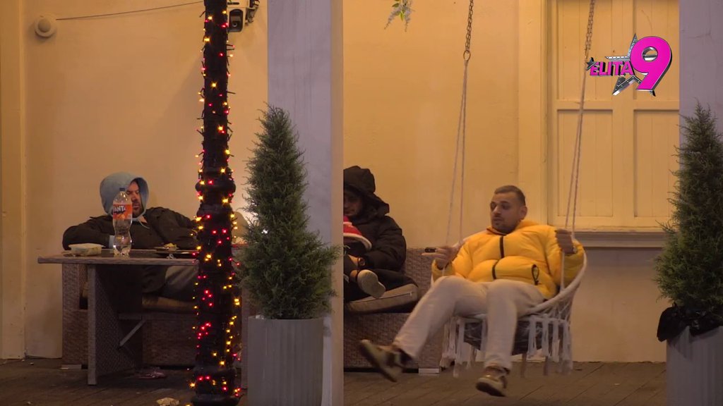 Mama je strpala zbog k*rca u ludnicu: Bora doživeo pomračenje i aktivirao novu vređalicu, pa žestokim prozivkama unakazio Anitu! (VIDEO)