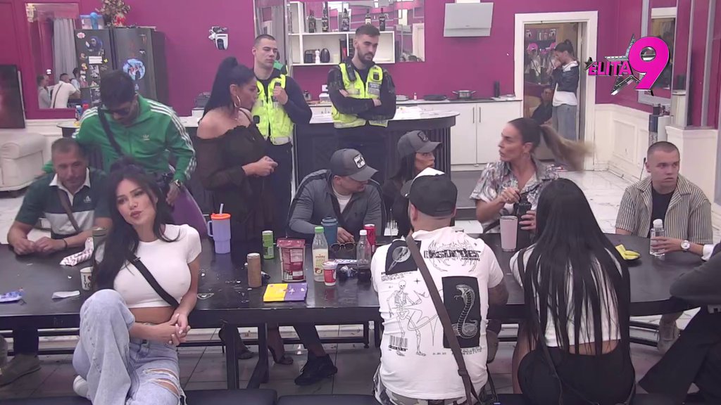 Otkopavala si mrtve grobove: Kačavenda se nikad brutalnije okomila na Jakšićku, tresu se zidovi Elite od urlika! (VIDEO)