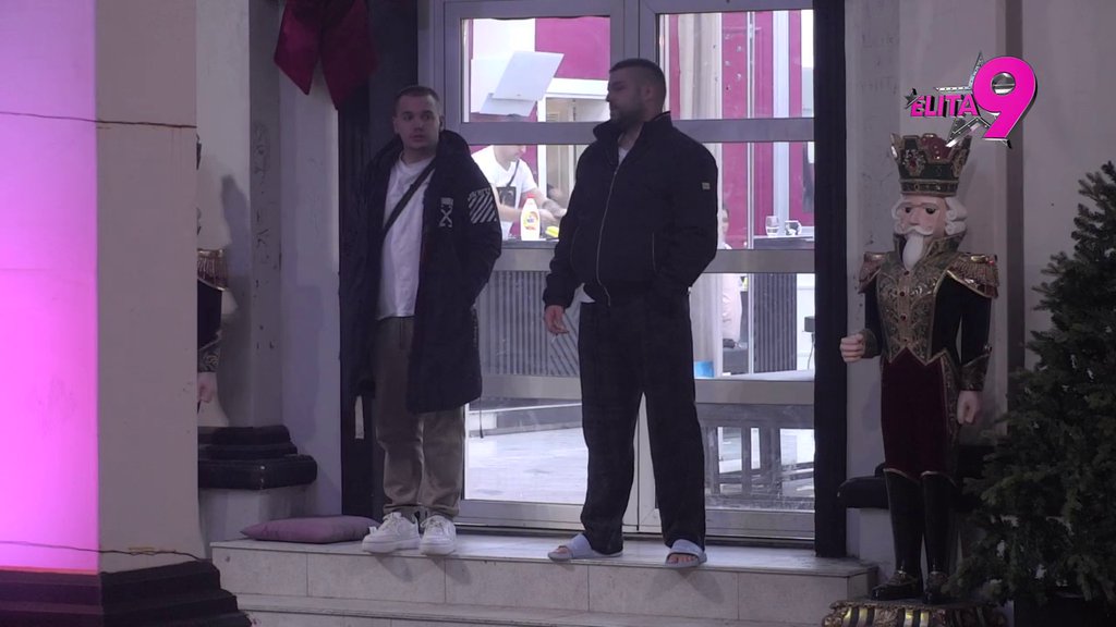 Srce hoće jedno, Dača kaže drugo: Asmin iz očaja krenuo u pohod na Jovanu pevačicu, pao i poljubac za laku noć! (VIDEO)