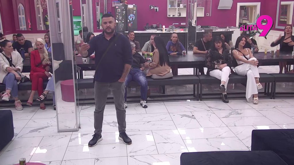 Ne zna više šta će od sebe: Asmin neprestano traži opravdanja za Majina poniženja, iako je svestan koliko se blamiraju! (VIDEO)