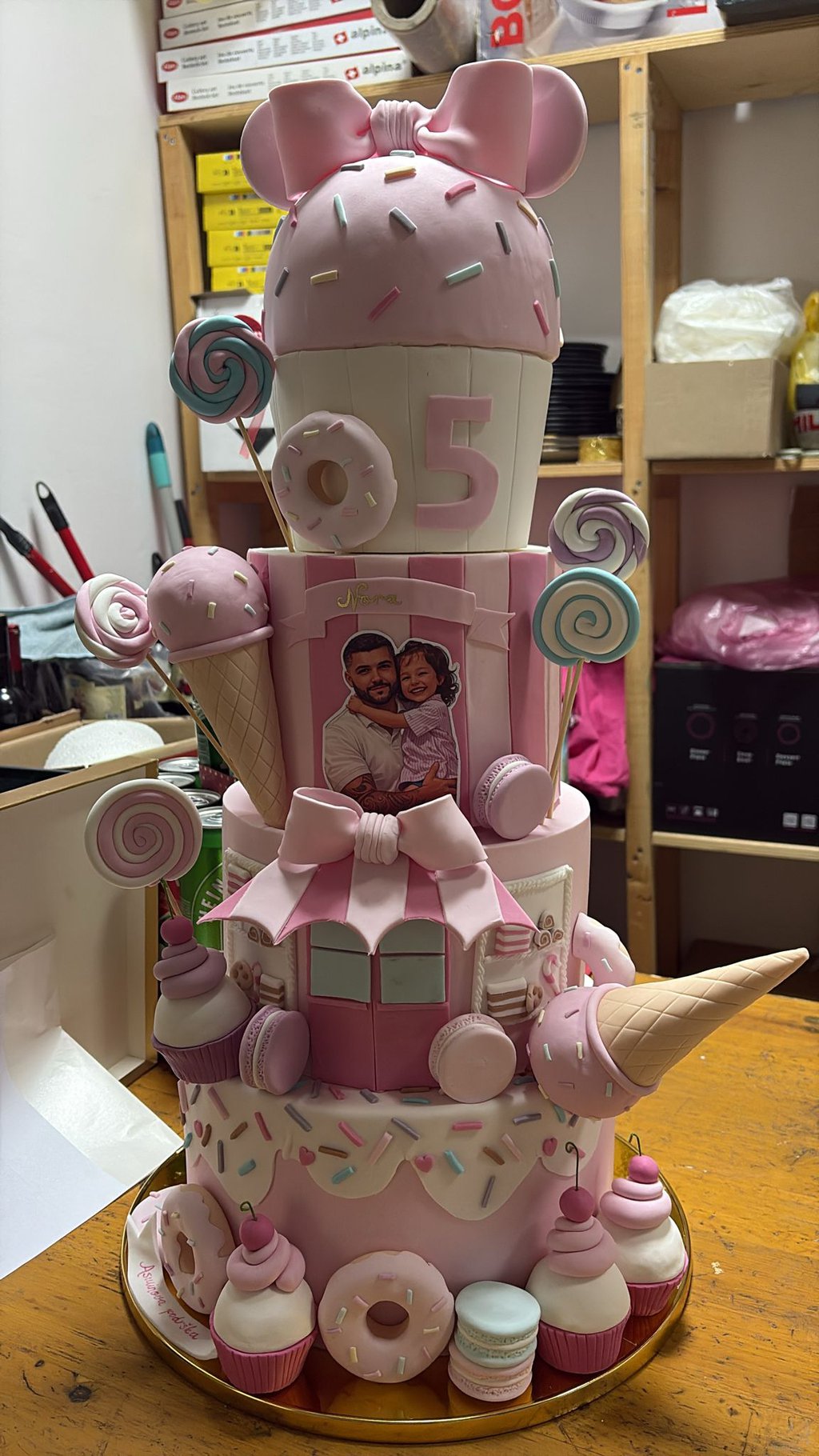 RASKOŠ KAKVOG NEMA! Asminovi odrešili kesu zbog Norinog rođendana! Torta kao iz bajke: Četiri sprata, lizalice, sladoledi... (FOTO)