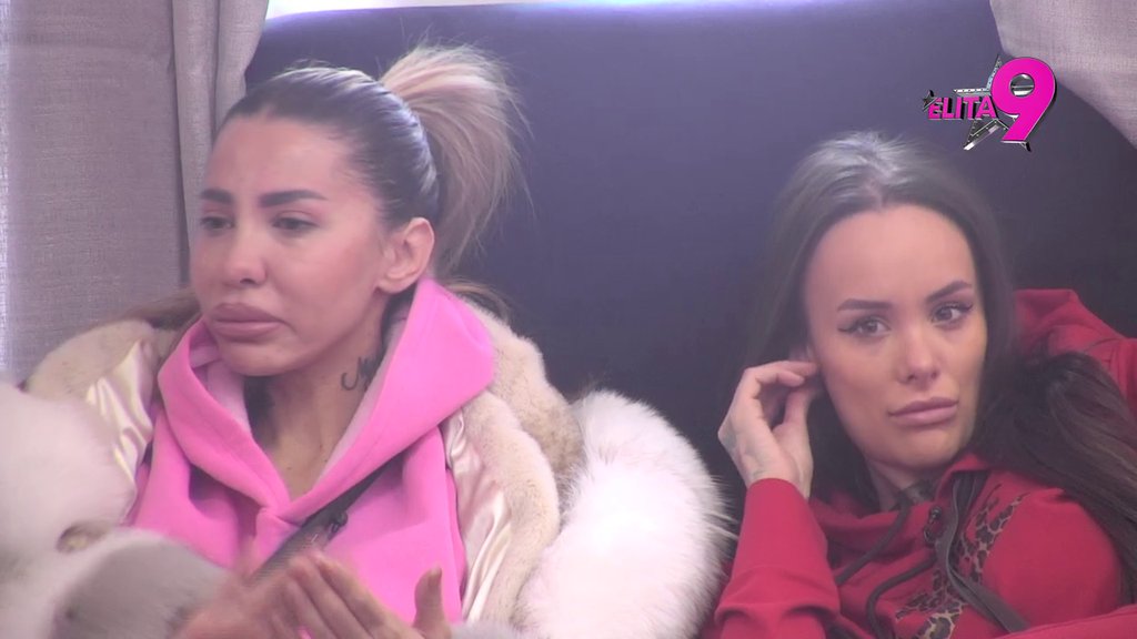 Nemoj da te gledaju ovi ološi! Aneli se raspala na komade, Teodora joj pružila RAME ZA PLAKANJE! (VIDEO)