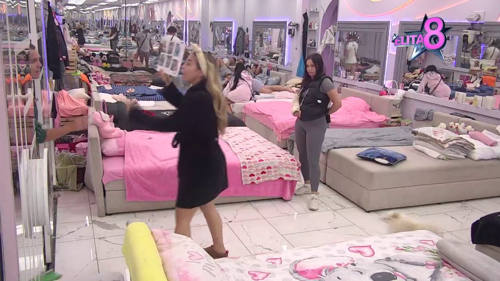 Morbidnostima nikad kraja: Kačavenda izvređala Anelinu ćerkicu, ona donela portret njenih slika da je pogleda u oči i ponovi sve bljuvotine! (VIDEO)